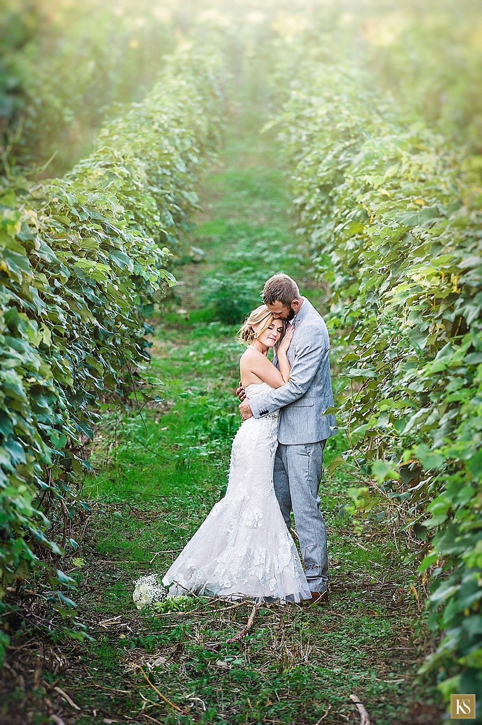 Michigan wedding photos, Unique wedding portrait, Must have wedding picture, www.kelliesaunders.com